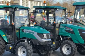 Aupax 2025 choć posiada tylko 25 Km doskonale daje sobie radę jako maszyna komunalna do odśnieżania i nie tylko Ciągnik Aupax 2025 świetnie sprawdzi się nie tylko jako mały ciągnik w gospodarstwach rolnych, ale także jako sprzęt komunalny