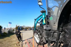 Pan Artur zakupił ciągnik Aupax 3055 black edition w wesrji komunalnej z osprzętem