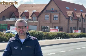 Kierownik działu części przed magazynem centralnym części i sklepem Korbanek