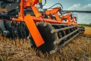 Belka z pazurkami przed wałem w talerzówce MANDAM Belka z pazurkami przed wałem doprawiającym rurowym w bronie talerzowej MANDAM