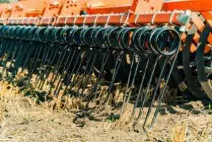 Belka z pazurkami za wałem w talerzówce MANDAM Belka z pazurkami za wałem doprawiającym daszkowym w agregatach MANDAM