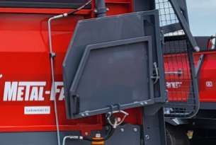 Mechaniczne deflektory kierunku rozrzutu w rozrzutniku obornika N267 Hornet Tandem firmy Melat-Fach