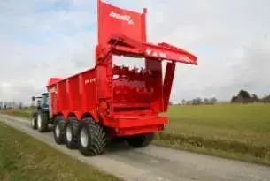 Tylna klapa gilotynowa uniesiona podczas rozrzutu Tylna klapa gilotynowa wyposażeniem dodatkowym rozrzutników Jeantil EPR