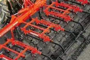 Wał podwójny strunowy składający się z prętów kwadratowych o średnicy 330/270 mm Wał podwójny strunowy jest wyposażeniem dodatkowym agregatów uprawowych Tetra