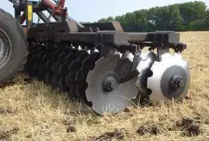 Podwójny wał z talerzami karbowanymi o średnicy 610 mm i grubości 6 mm Podwójny wał z talerzami karbowanymi standardowym wyposażeniem Helios Duo T80 i T90