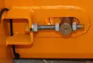 Napinacz ruchomej podłogi, pokazana jest śruba służąca do regulacji naciągnięcia podłogi Napinacz ruchomej podłogi, pozwala na dłuższą trwałość ruchomej podłogi Castor R