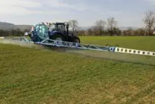 Belka polowa Elypse, przedstawiona na zdjęciu po rozłożeniu podczas oprysku na polu Belka polowa Elypse opryskiwacza Elyte, o różnych szerokościach roboczych dostępna w ofercie firmy Korbanek