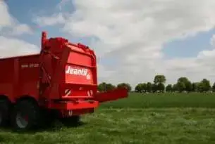 Osłony boczne przestawiane hydraulicznie Osłony boczne wyposażeniem opcjonalnym rozrzutników Jeantil EPR dostępnych w firmie Korbanek