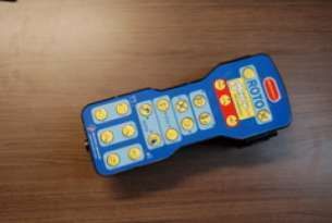 Elektroniczne sterowanie mechanizmami wozu z panelu elektronicznego za pomocą elektrorozdzielacza