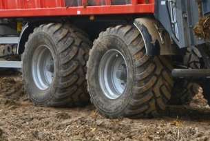 Szerokie ogumienie 650/55 R26.5 w przyczepie uniwersalnej z wypychaną ścianą T935/6 LionPOWER firmy Metal-Fach