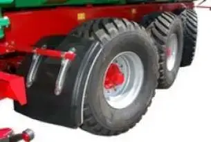 Skrętna oś, na zdjęciu jest pokazana w przyczepie tridemowej na szerokim ogumieniu Skrętna oś, pozwala na łatwiejsze manewrowanie przyczepą oraz zmniejsza zużycie opon
