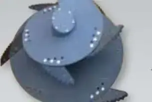 Ślimak mieszający występujący w wozach paszowych Lucas Spirmix z dwoma pozycjami mocowania noża Lucas Spirmix jednoślimakowy, ślimak wyposażony w noże do równomiernego cięcia słomy