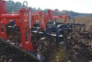 Włóka wyrównująca regulowana mechanicznie Włóka wyrównująca jest wyposażeniem dodatkowym agregatów uprawowych Tetra