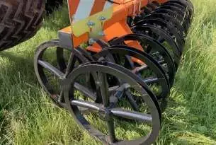 Wał tylny doprawiający C-ring Tandem o średnicy 600 mm MANDAM Wał tylny doprawiający C-ring Tandem o średnicy 600 mm w bronie talerzowej MANDAM