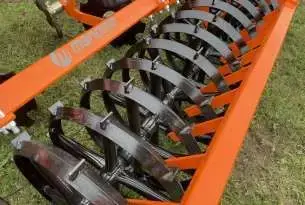 Wał tylny V-ring daszkowy z zabierakami o średnicy 600 mm MANDAM Wał tylny doprawiający V-ring daszkowy z zabierakami o średnicy 600 mm w bronie talerzowej MANDAM