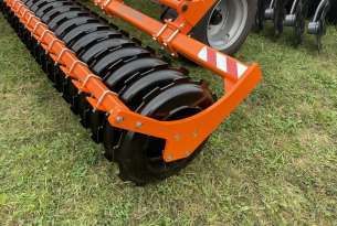 Wał o średnicy 600 mm na gleby średnie oraz ciężkie, bardzo dobrze sprawdza się w uprawie przedsiewnej, dobrze rozdrabnia bryły i dogniata glebę. Duża powierzchnia przylegania gwarantuje niezapadanie się wału.