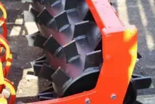 Wał tylny Packer (zębaty) o średnicy 600 mm MANDAM Wał tylny doprawiający Packer o średnicy 600 mm w bronie talerzowej MANDAM