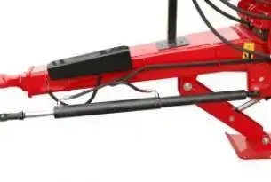 System hydrauliczny wymuszonego skrętu osi, widoczny jest na zdjęciu siłownik odpowiedzialny za skręt osi System hydrauliczny wymuszonego skrętu osi pozwala na łatwe manewrowanie szczególnie przy cofaniu bez blokowania skrętu osi