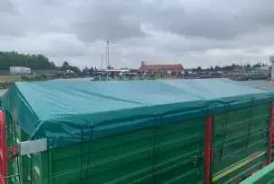Plandeka ze stelażem zamontowana na górnej części burty, rozłożona chroni przed deszczem Plandeka ze stelażem do przyczepy DB chroniąca płody rolne przed warunkami zewnetrznymi jak deszcz, śnieg, grad