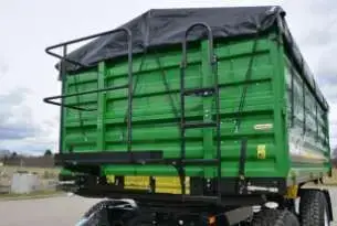 Pomost roboczy, umieszczony na przodzie przyczepy w kolorze czarnym Pomost roboczy, konstrukcja stalowa zabezpieczająca użytkownika przed upadkiem poczas rozwijania/zwijania plandeki