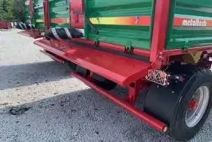 Tylna listwa zsypowa, blacha przymocowana do tylnej części podłogi Tylna listwa wysypowa, pozwala na dalszy od przyczepy wysyp materiału ze skrzyni szczególnie przy okopowych