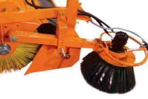 Boczna szczotka zamiatająca napędzana jest hydraulicznie a szczotka wykonana jest z mieszanki metalowo-plastikowej