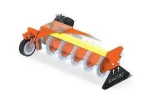 Pomarańczowa frezarka do poboczy dróg napędzana hydraulicznie typ RP 110 firmy SaMASZ