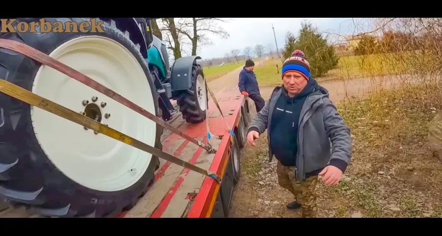 Zadowolony rolnik z nowego ciągnika