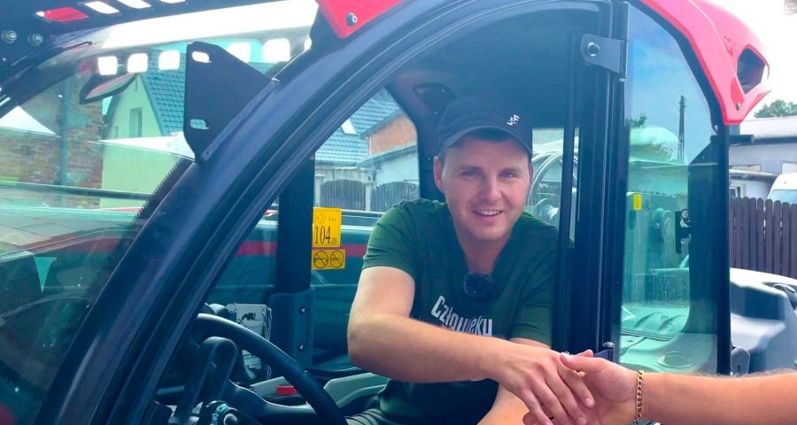 Jockerfarm wybił szybę w ładowarce