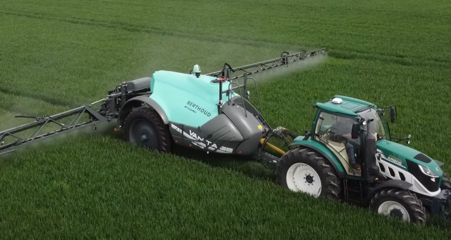 Opryski zboża z ciągnikiem Arbos i opryskiwaczem Berthoud
