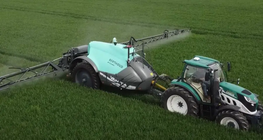 Opryski zboża z ciągnikiem Arbos i opryskiwaczem Berthoud