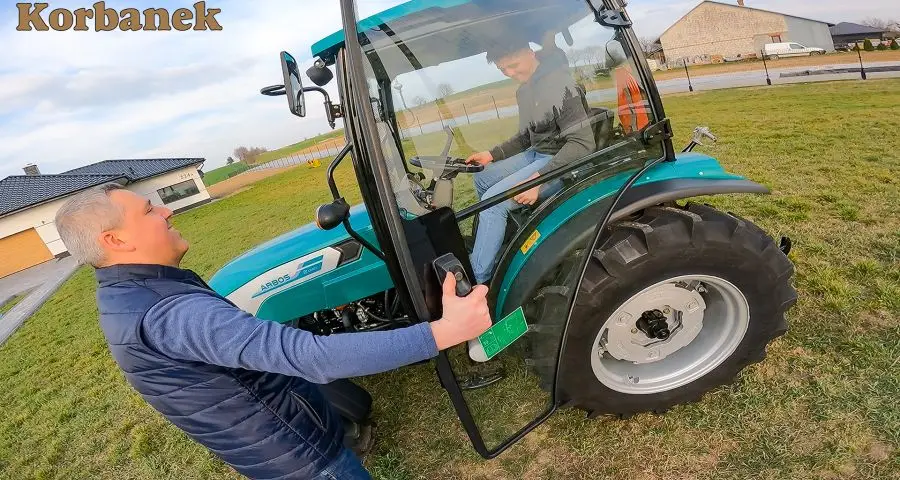 Pan Paweł wraz z synem kupił ciągnik Arbos 2040 na plantację porzeczki