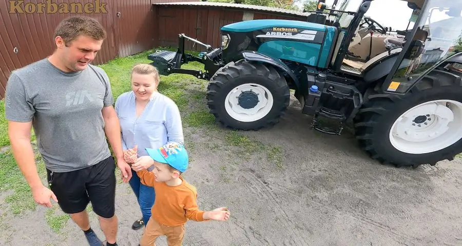 Pan Dawid wraz z żoną zakupił na swoje gospodarstwo ciągnik Arbos 4090 od Korbanek