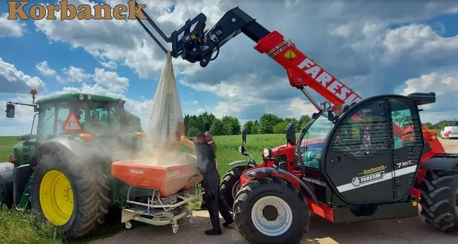 Rozsiewacz Maschio podpięty do ciągnika John Deere na testach u klienta firmy Korbanek