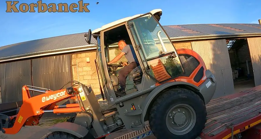 Pan Sławomir samodzielnie zjeżdzał z lawety swoim nowym nabytkiem ładowarka Weycor by Atlas AR 480