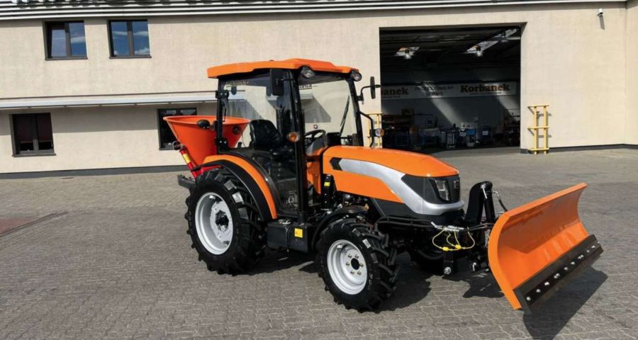 Ciągnik Arbos 2040 w pomaranczowych komunalnych barwach