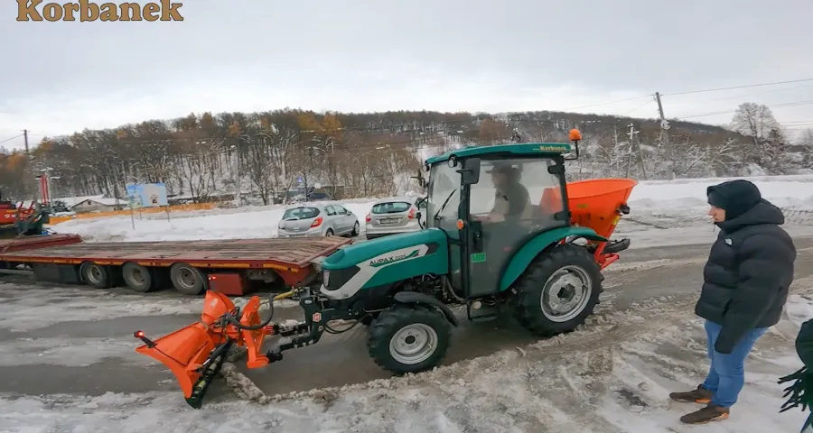 Pan Bartosz postanowił nieco rozszerzyć swoją działalność i zakupił ciągnik w zestawie komunalnym do odśnieżania
