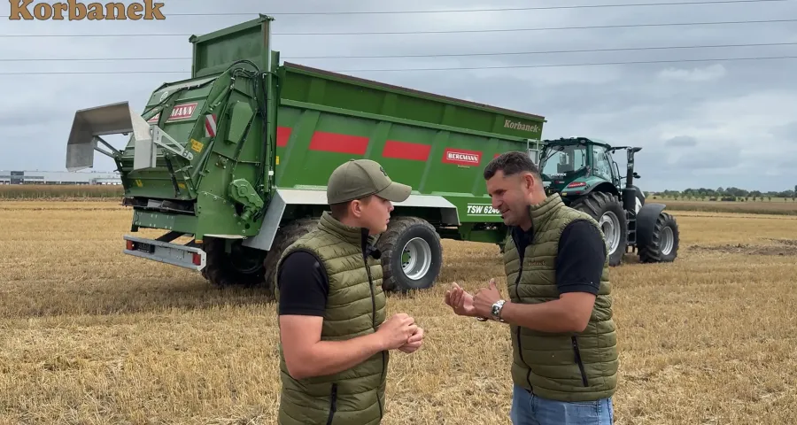 Aupax 7240 i Bergmann TSW 6240 S w trakcie rozrzucania wapna na polu