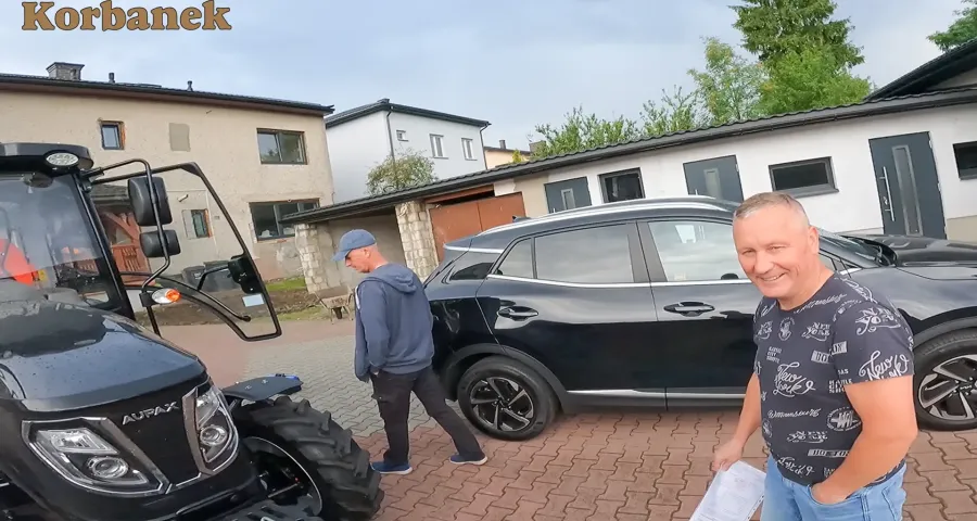 Pan Dariusz zakupił ciągnik Aupax 3055 w limitowanej wersji black edition