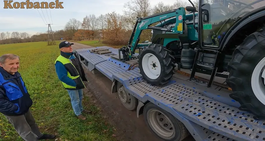 Ciągnik Arbos 3055 z łądowaczem Hydramet zastąpi na gospodarstwie Pana Andrzeja wiekowe Ursusy 30-tkę i 60-tkę Pan Andrzej, tu na zdjęciu razem z synem - zakupił ciągnik Arbos 3055 z ładowaczem Hydramet i 7-letnią gwarancją