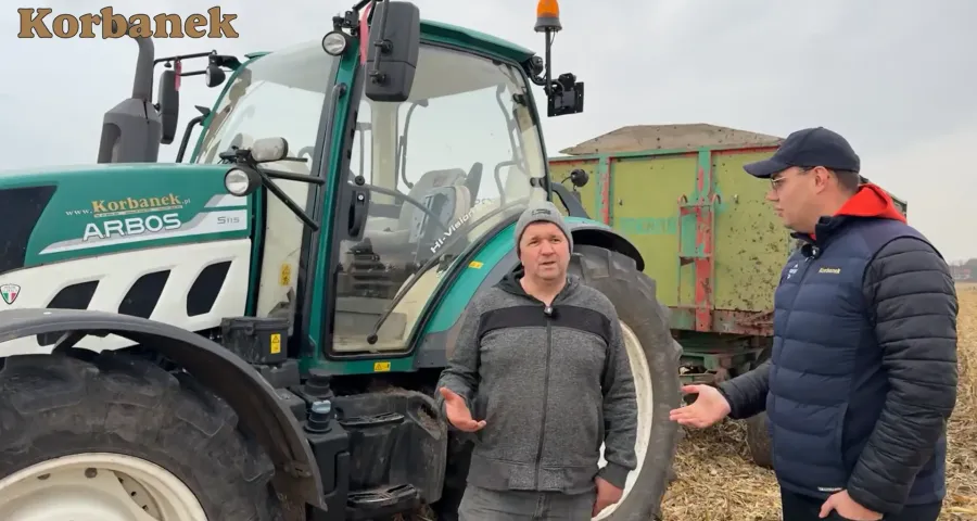 Pan Krzysztof u którego przeprowadzaliśmy pokazy kombajnem Aupax Gm 100 posiada od lat ciagnik Arbos 5115