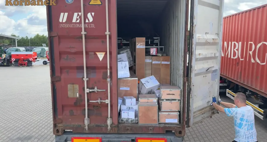 Części do kombajnów Aupax zaczęły do firmy Korbanek przypływać z Chin już latem 2025 roku