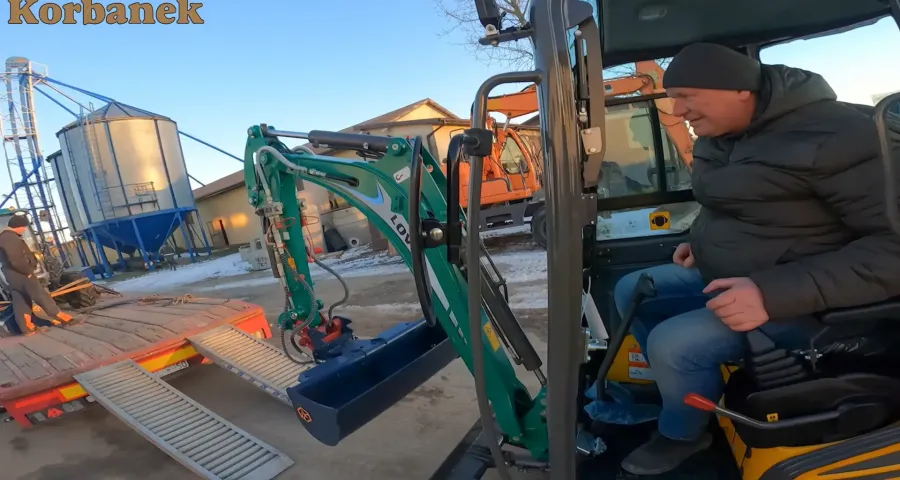 Pan Piotr testuje swój nowy nabytek  - koparkę Lovol Fr 20 od Korbanek