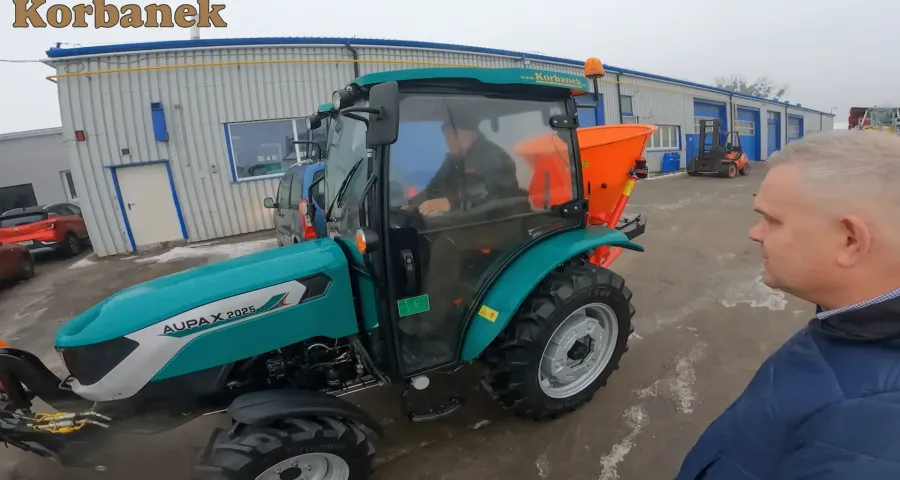 Nowy nabytek w firmie zajmującej się robotami drogowymi i budowlanymi w Gostynienie Aupax 2025 z osprzętem