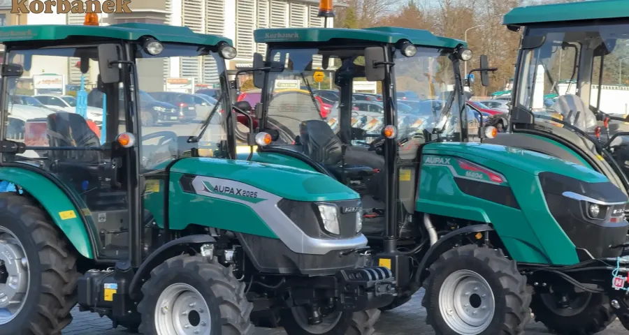 Aupax 2025 choć posiada tylko 25 Km doskonale daje sobie radę jako maszyna komunalna do odśnieżania i nie tylko Ciągnik Aupax 2025 świetnie sprawdzi się nie tylko jako mały ciągnik w gospodarstwach rolnych, ale także jako sprzęt komunalny