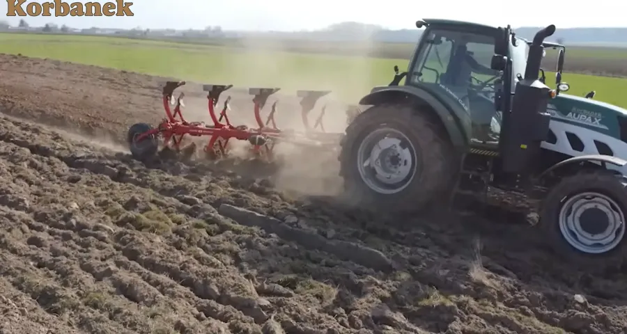Orka pługiem Gregoire Besson i ciągnikiem Aupax
