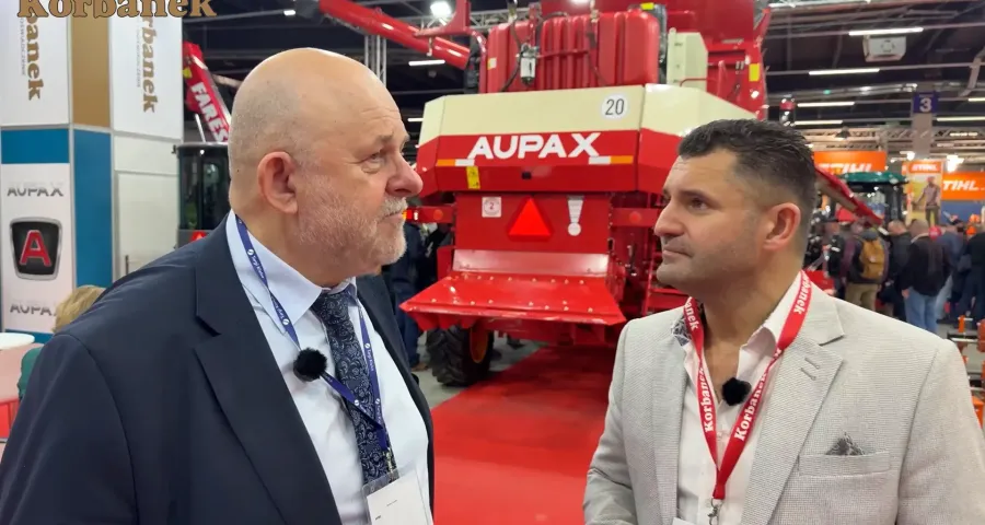 Szef firmy Korbanek- Paweł Korbanek na stoisku Korbanek na tragach AgroTech Kielce