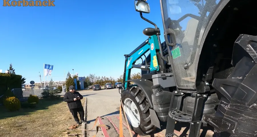 Pan Artur zakupił ciągnik Aupax 3055 black edition w wesrji komunalnej z osprzętem