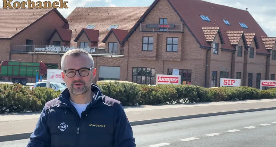 Kierownik działu części przed magazynem centralnym części i sklepem Korbanek