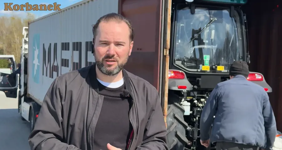 Otwieramy kontener z ciągnikami Aupax z Chin, które dotarły do firmy Korbanek